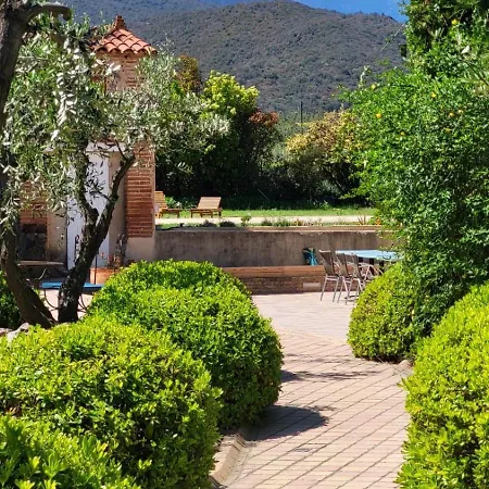 Bed and breakfast Mas Tramontane D'hôtes, Studio, Ancien Mas Agricole Dans Parc Arboré, Piscine Et Sa Vue Face Au Canigou