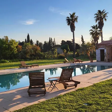 Mas Tramontane D'hôtes, Studio, Ancien Mas Agricole Dans Parc Arboré, Piscine Et Sa Vue Face Au Canigou 4*