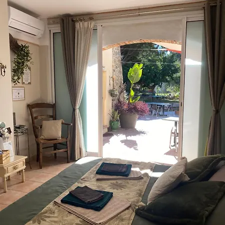 Mas Tramontane D'hôtes, Studio, Ancien Mas Agricole Dans Parc Arboré, Piscine Et Sa Vue Face Au Canigou 4*