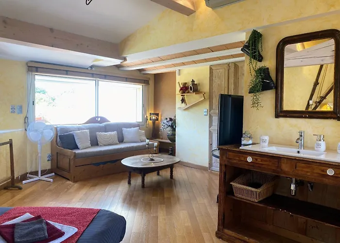 Mas Tramontane Ancien Mas Agricole Avec D'hôtes, Studio, Parc Arboré, Piscine Et Sa Vue Face Au Canigou Couette-café 4*