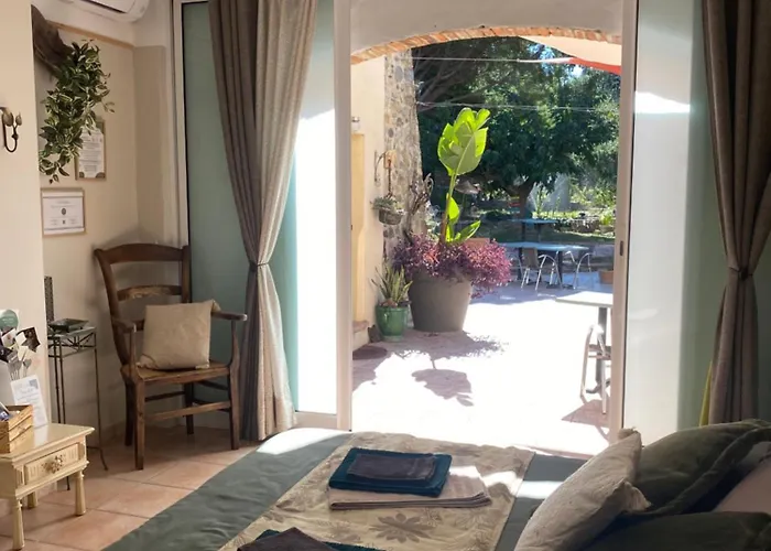 Mas Tramontane Ancien Mas Agricole Avec D'hôtes, Studio, Parc Arboré, Piscine Et Sa Vue Face Au Canigou 3*